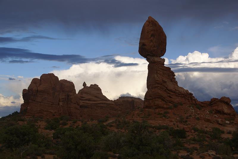 DSC04856.JPG - Balanced Rock with Ham Rock in background - Arches NP